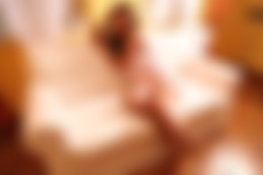 photodromm.com - 2012-08/tunde - 03 - the white sofa/03l.jpg