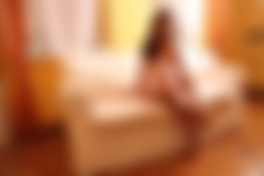 photodromm.com - 2012-08/tunde - 03 - the white sofa/04l.jpg