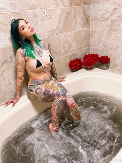 @neptuneexplainsitall/Images/neptuneexplainsitall-2019-11-08-13605598-Jacuzzi Time.jpg