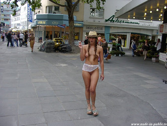www.nude-in-public.tv/2005/Stella/stella010.jpg